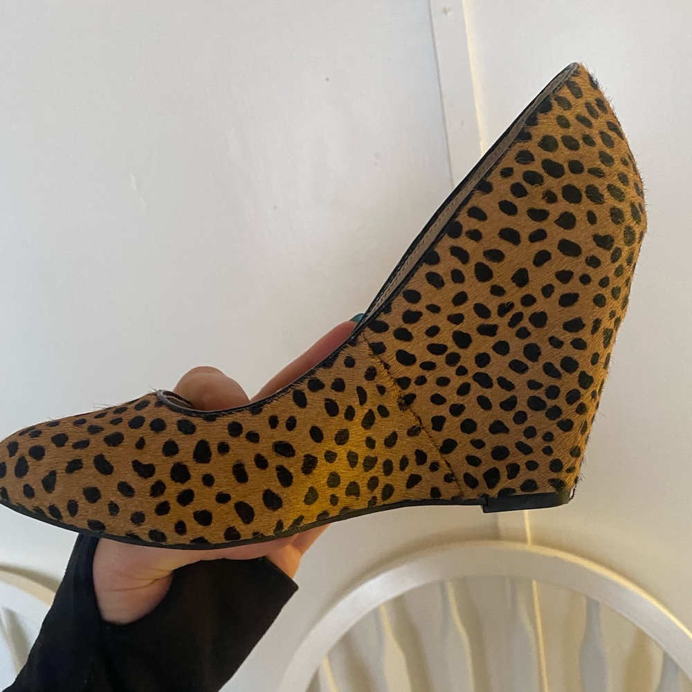 Banana Republic Size 8 Leopard Cheetah Print Genuine Calf Hair Wedge Heel Shoes - Picture 5 of 13